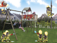 BnB Wood portique avec tour de jeu Fireman Pourquoi se contenter d'un toboggan quand on peut emprunter une barre de pompier ? Vos enfants vont adorer ce portique BnB Wood avec tour Fireman !