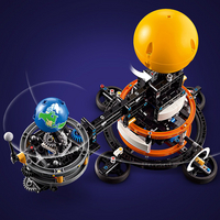 LEGO Technic La planète Terre et la Lune en orbite 42179-Image 5