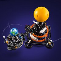 LEGO Technic La planète Terre et la Lune en orbite 42179-Image 4