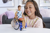 Barbie poupée mannequin Fashionistas 195 - Ken en fauteuil roulant-Image 2