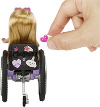 Barbie mannequinpop Chelsea in haar rolstoel-Afbeelding 1